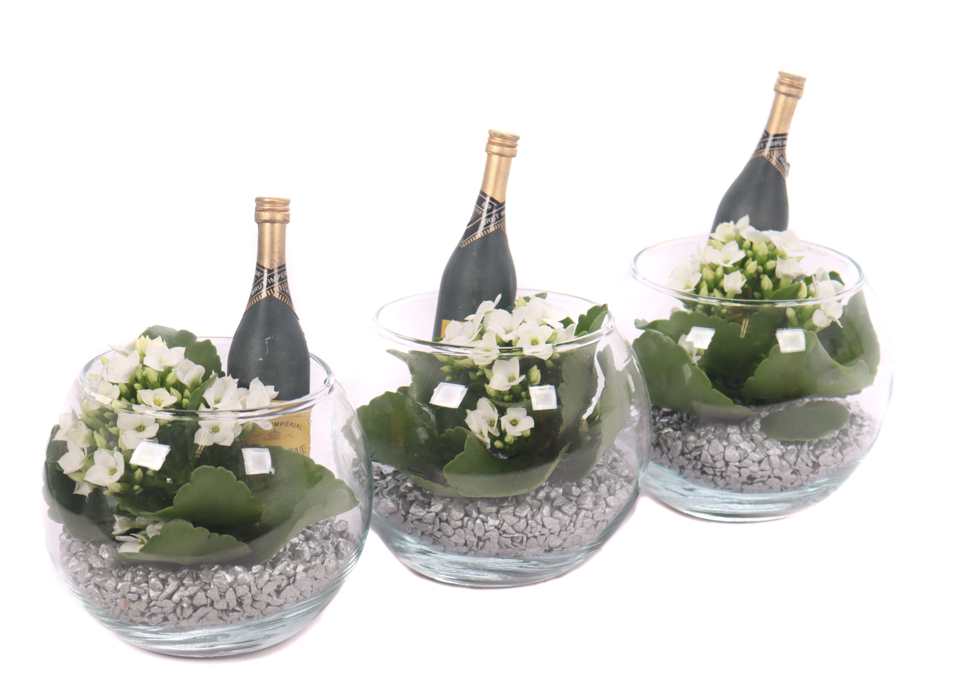 Opgemaakte kalanchoe boule glas met zilver grit en champ. fles, D 12 cm